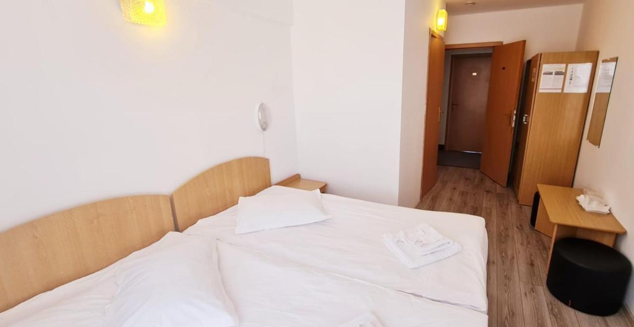 Hotel Victoria Iasi Buitenkant foto